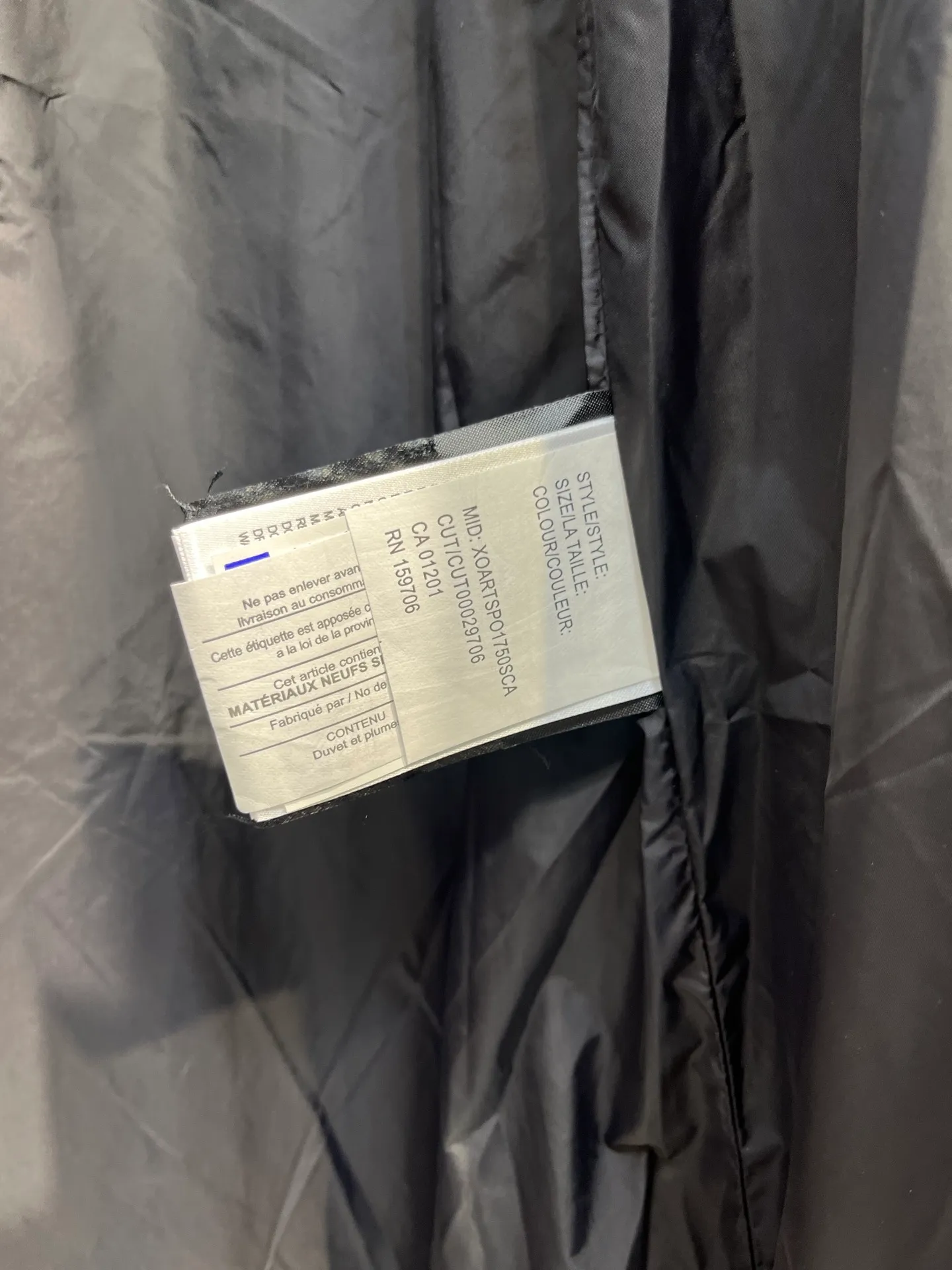 P840 CANADA GOOSE parka 22 styles ➖ Genuine synchronous anti-counterfeiting chip sensor! ➖ Imported 21-count polyester-cotton blended original fabric [last year’s 16-count/18-count hard fabrics have been completely eliminated, this year all use 21-count genuine synchronous fabrics, the soft mid-strap feels delicate and textured], genuine synchronous Feather-Light 10D waterproof coating fabric, made of 84.5 polyester fiber and 15.5 cotton, 100% the best feel in the entire network! ➖ The genuine official website is synchronized with the national standard 80 white duck down, you can check the official website customer service, there will never be a series of misleading claims such as 90 down or goose down! ➖ Using the best nylon lining with double double-layer sealing design, velvet-proof No. 7 needle + grid-filled down ready-made garments, there is 100% no so-called velvet running! ➖ The cuffs are designed with thickened seamless threads, and the collar and pockets are lined with top-quality polar fleece to keep you warm and comfortable! ➖ Yoshida YKK provides original custom-made electroplated sliders. YKK two-way lockable zippers are tight and smooth and will not peel off paint! ➖ 3M composite guarantees that the Velcro is the same as the original, durable, and all accessories and hardware are custom-made! ➖ Imported BEHRINGER embroidery machine to customize the 10,000-needle embroidery logo, 98% of which can be reproduced to restore the original logo. You can check and compare on the official website! ➖ The fur collars are all made of large pieces of Western Canadian blue wolf hide, ensuring that each fur collar is 13-15cm wide! size：xs-xl